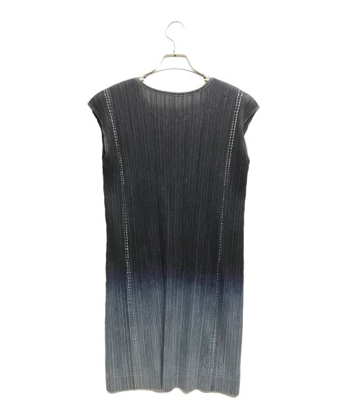 PLEATS PLEASE（プリーツプリーズ）PLEATS PLEASE (プリーツプリーズ) 転写グラデーションプリーツワンピース グレー×ブラック サイズ:3の古着・服飾アイテム