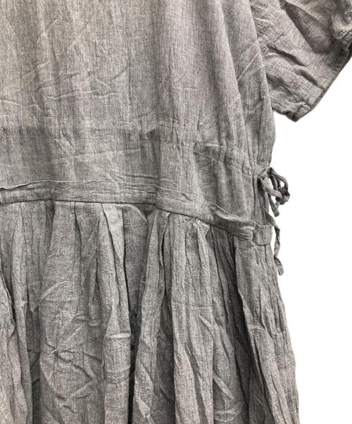 Veritecoeur（ヴェリテクール）Veritecoeur (ヴェリテクール) キャッチワッシャーランダムタックワンピース グレー サイズ:Fの古着・服飾アイテム