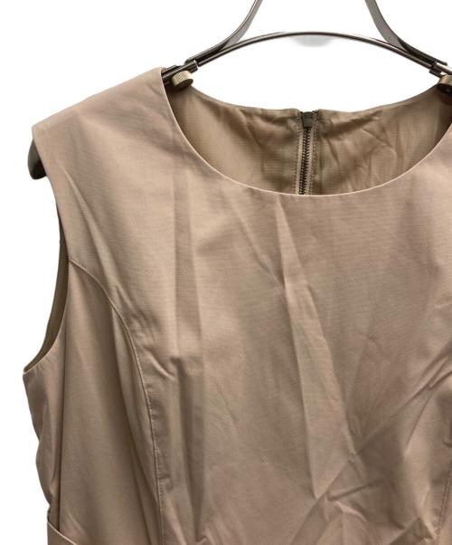 FOXEY NEWYORK（フォクシーニューヨーク）FOXEY NEWYORK (フォクシーニューヨーク) ノースリーブワンピース ベージュ サイズ:40の古着・服飾アイテム