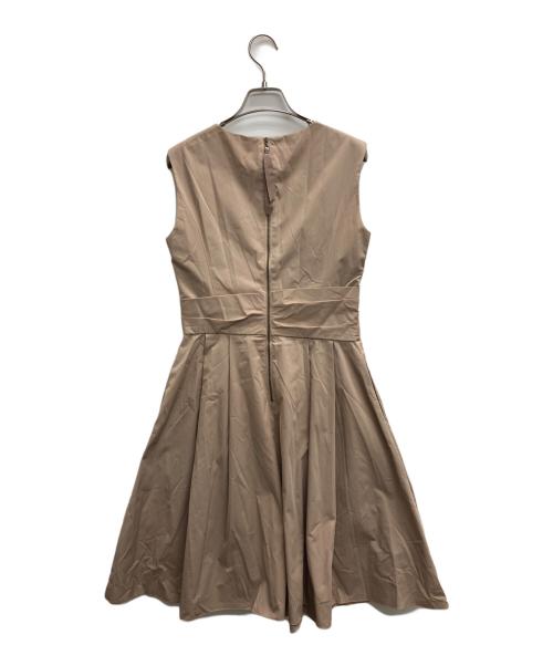 FOXEY NEWYORK（フォクシーニューヨーク）FOXEY NEWYORK (フォクシーニューヨーク) ノースリーブワンピース ベージュ サイズ:40の古着・服飾アイテム