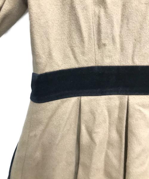 LOVELESS（ラブレス）LOVELESS (ラブレス) ファー衿ベロアテーププリーツカシミヤ混ドレスコート キャメル サイズ:36の古着・服飾アイテム