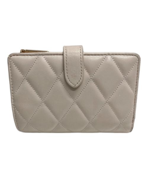 Kate Spade（ケイトスペード）Kate Spade (ケイトスペード) キャリー ミディアム コンパクト バイフォールド ウォレット ホワイトの古着・服飾アイテム