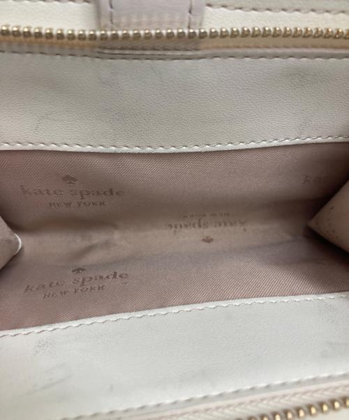 Kate Spade（ケイトスペード）Kate Spade (ケイトスペード) キャリー ミディアム コンパクト バイフォールド ウォレット ホワイトの古着・服飾アイテム