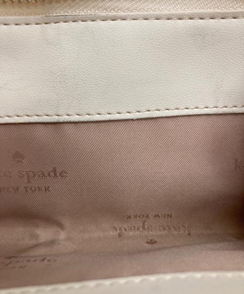 Kate Spade（ケイトスペード）Kate Spade (ケイトスペード) キャリー ミディアム コンパクト バイフォールド ウォレット ホワイトの古着・服飾アイテム