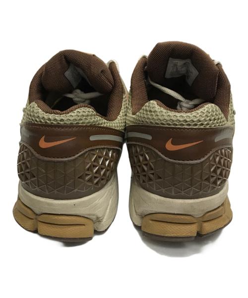 NIKE（ナイキ）NIKE (ナイキ) Zoom Vomero 5 ベージュ×ブラウン サイズ:28の古着・服飾アイテム