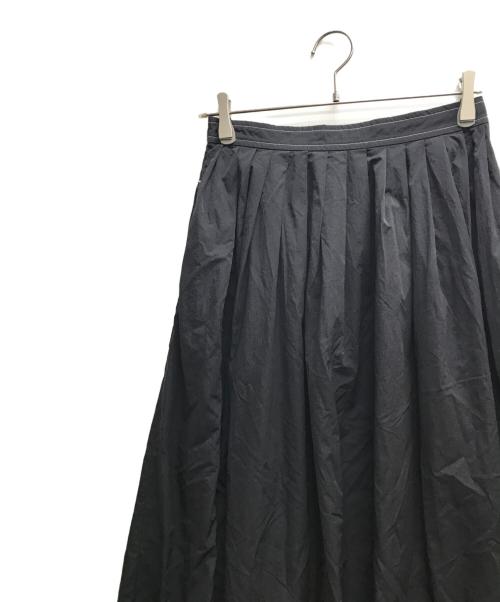 UNTITLED（アンタイトル）UNTITLED (アンタイトル) ナイロンタフタ タックフレアスカート ブラック サイズ:2の古着・服飾アイテム