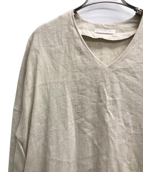 evam eva vie（エヴァムエヴァ ヴィー）evam eva vie (エヴァムエヴァ ヴィー) ドロップショルダーVネックワンピース ベージュ サイズ:1の古着・服飾アイテム