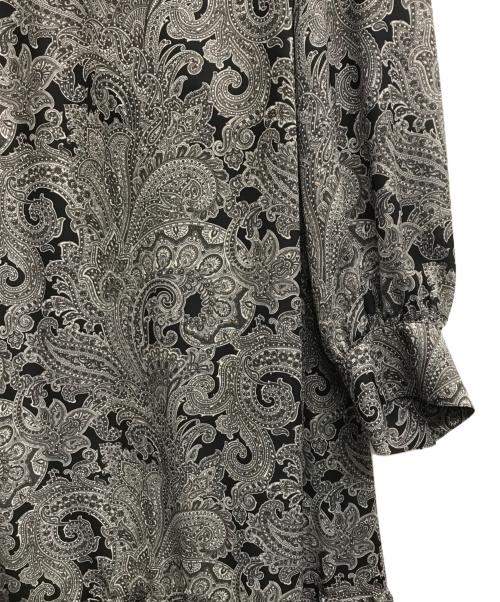 23区（ニジュウサンク）23区 (ニジュウサンク) Rattiペイズリープリント ティアード ワンピース ブラック サイズ:44 未使用品の古着・服飾アイテム