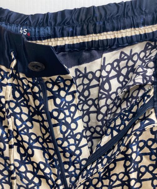 45R（フォーティファイブ・アール）45R (フォーティファイブ・アール) レーヨンサテンかごめRプリントパンツ ネイビーの古着・服飾アイテム