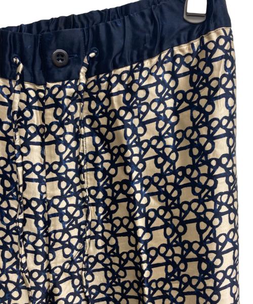 45R（フォーティファイブ・アール）45R (フォーティファイブ・アール) レーヨンサテンかごめRプリントパンツ ネイビーの古着・服飾アイテム