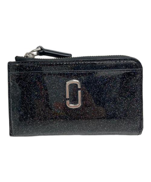 Marc by Marc Jacobs（マークバイマークジェイコブス）Marc by Marc Jacobs (マークバイマークジェイコブス) ザコーテッドグリッターJ マークトップジップマルチウォレット ブラックの古着・服飾アイテム