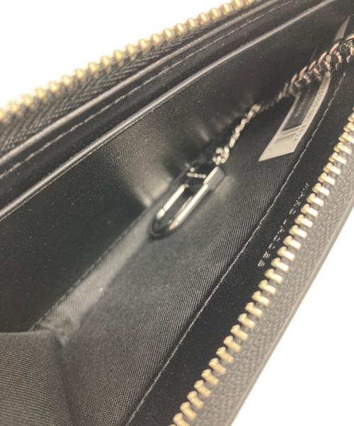 Marc by Marc Jacobs（マークバイマークジェイコブス）Marc by Marc Jacobs (マークバイマークジェイコブス) ザコーテッドグリッターJ マークトップジップマルチウォレット ブラックの古着・服飾アイテム