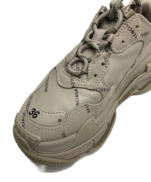 BALENCIAGA（バレンシアガ）BALENCIAGA (バレンシアガ) Triple S オールオーバー ロゴ グレー サイズ:24cmの古着・服飾アイテム