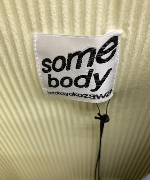 somebody kotohayokozawa（サムバディ コトハヨコザワ）somebody kotohayokozawa (サムバディ コトハヨコザワ) プリーツカットソー グリーン サイズ:記載無し 未使用品の古着・服飾アイテム