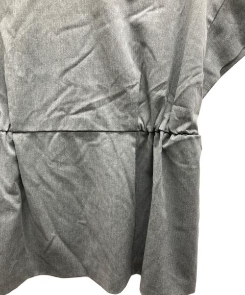 UNITED ARROWS TOKYO（ユナイテッドアローズトウキョウ）UNITED ARROWS TOKYO (ユナイテッドアローズトウキョウ) ウエストギャザーブラウス グレー サイズ:38 未使用品の古着・服飾アイテム