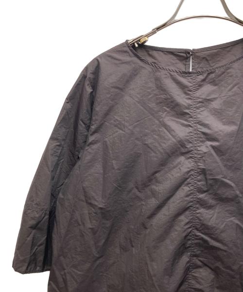 23区（ニジュウサンク）23区 (ニジュウサンク) ナイロンコットンポプリン コンパクト ブラウス ブラウン サイズ:38の古着・服飾アイテム