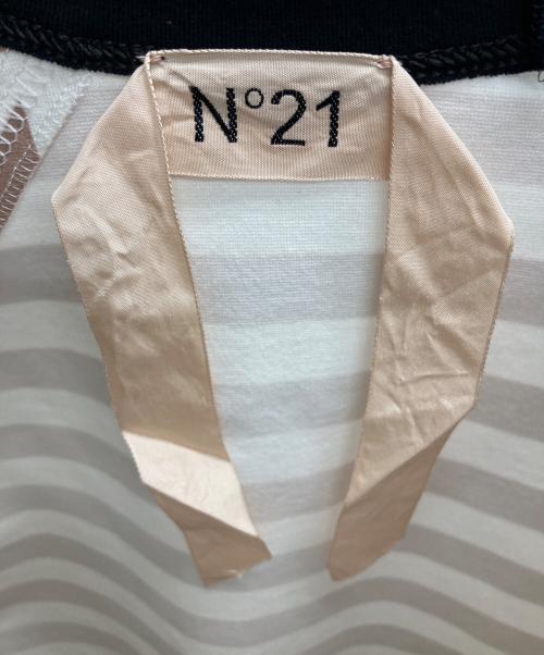 N°21（ヌメロヴェントゥーノ）N°21 (ヌメロヴェントゥーロ) ロゴエンボス ボーダーTシャツ ベージュ×ホワイト サイズ:38の古着・服飾アイテム