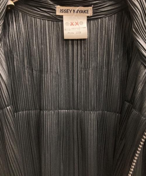 ISSEY MIYAKE（イッセイミヤケ）ISSEY MIYAKE (イッセイミヤケ) ジップアッププリーツコート ブラック サイズ:Mの古着・服飾アイテム