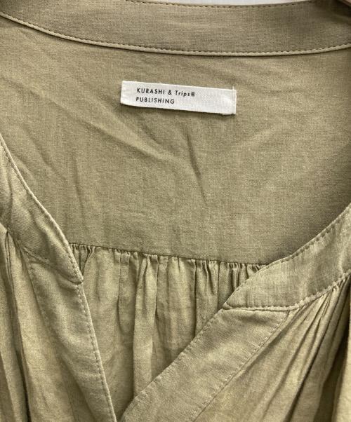 kurashi&trips publishing（クラシアンドトリップス パブリッシング）kurashi&trips publishing (クラシアンドトリップス パブリッシング) ギャザーブラウスワンピース カーキ サイズ:表記無しの古着・服飾アイテム