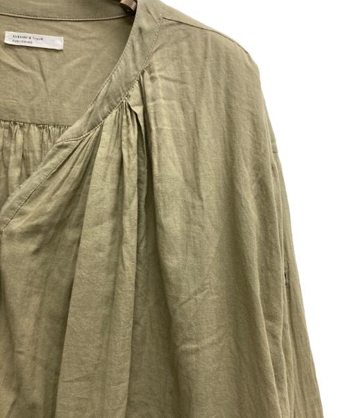 kurashi&trips publishing（クラシアンドトリップス パブリッシング）kurashi&trips publishing (クラシアンドトリップス パブリッシング) ギャザーブラウスワンピース カーキ サイズ:表記無しの古着・服飾アイテム