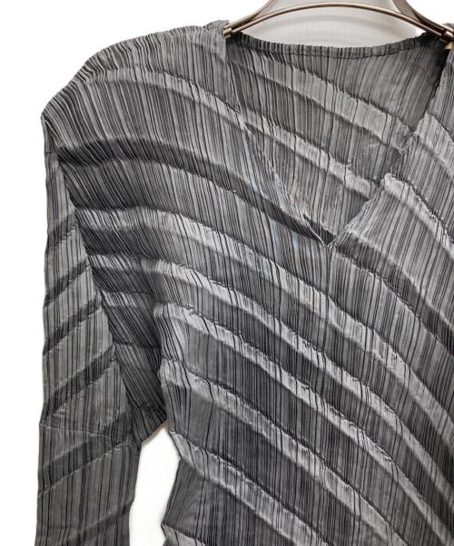 ISSEY MIYAKE（イッセイミヤケ）ISSEY MIYAKE (イッセイミヤケ) プリーツカットソー グレー サイズ:Mの古着・服飾アイテム