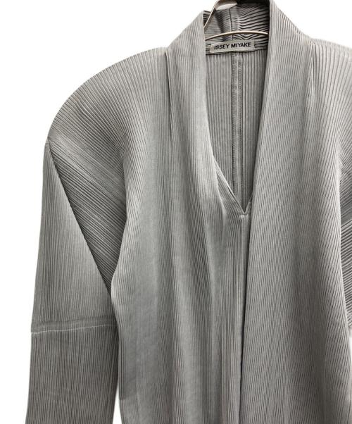 ISSEY MIYAKE（イッセイミヤケ）ISSEY MIYAKE (イッセイミヤケ) Vネックプリーツカットソー グレー サイズ:Mの古着・服飾アイテム