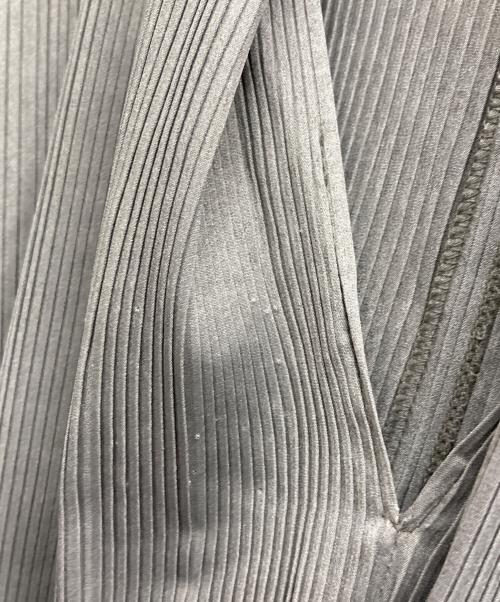 ISSEY MIYAKE（イッセイミヤケ）ISSEY MIYAKE (イッセイミヤケ) Vネックプリーツカットソー グレー サイズ:Mの古着・服飾アイテム