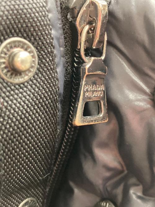 PRADA（プラダ）PRADA (プラダ) トライアングルロゴ ダウンベスト ブラック サイズ:48の古着・服飾アイテム