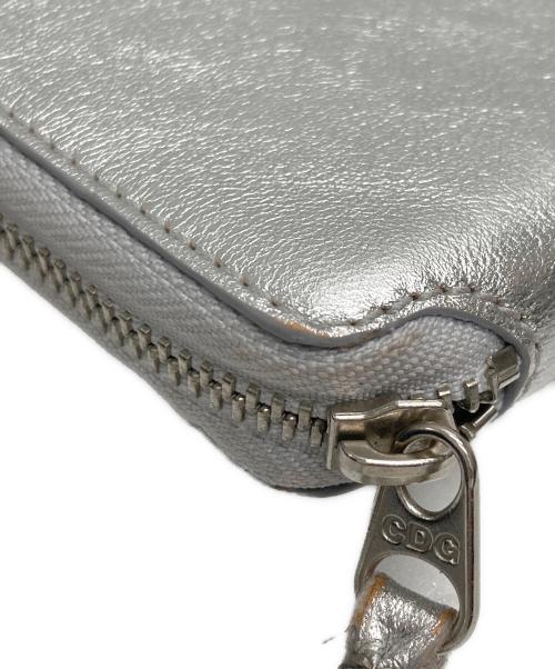 COMME des GARCONS（コムデギャルソン）COMME des GARCONS (コムデギャルソン) ZIP WALLET シルバーの古着・服飾アイテム