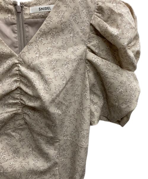 Snidel（スナイデル）Snidel (スナイデル) ギャザープリントワンピース グレーの古着・服飾アイテム