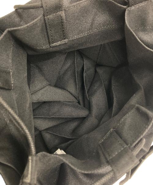 132 5. ISSEY MIYAKE（132 5. イッセイ ミヤケ）132 5. ISSEY MIYAKE (132 5. イッセイ ミヤケ) STANDARD BAG ブラック×シルバーの古着・服飾アイテム