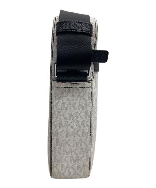 MICHAEL KORS（マイケル・コース）MICHAEL KORS (マイケル・コース) クーパー シグネチャー フライト バッグ ホワイトの古着・服飾アイテム