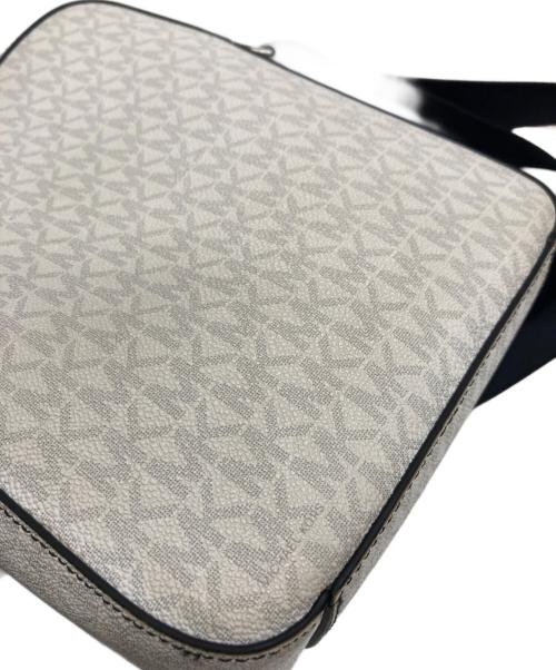 MICHAEL KORS（マイケル・コース）MICHAEL KORS (マイケル・コース) クーパー シグネチャー フライト バッグ ホワイトの古着・服飾アイテム