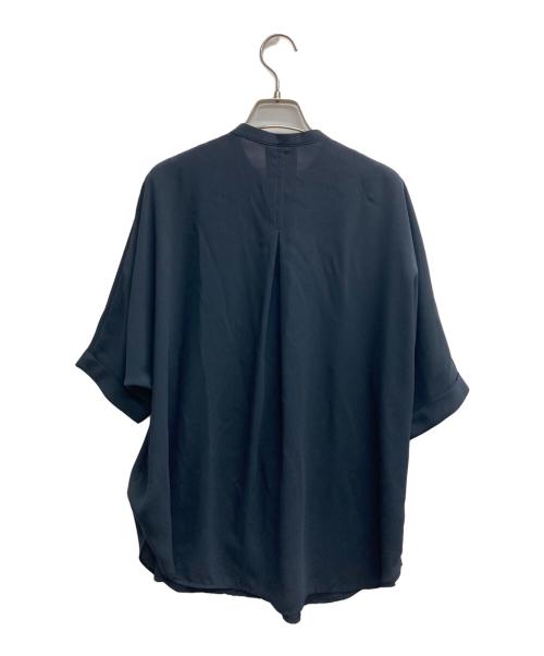 icB（アイシービー）icB (アイシービー) BackSatinAmunzen 5分袖バンドカラーブラウス ネイビー サイズ:Sの古着・服飾アイテム