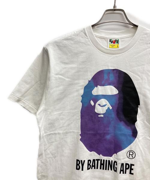 A BATHING APE（アベイシングエイプ）A BATHING APE (ア ベイシング エイプ) ロゴプリントTシャツ ホワイト サイズ:Lの古着・服飾アイテム