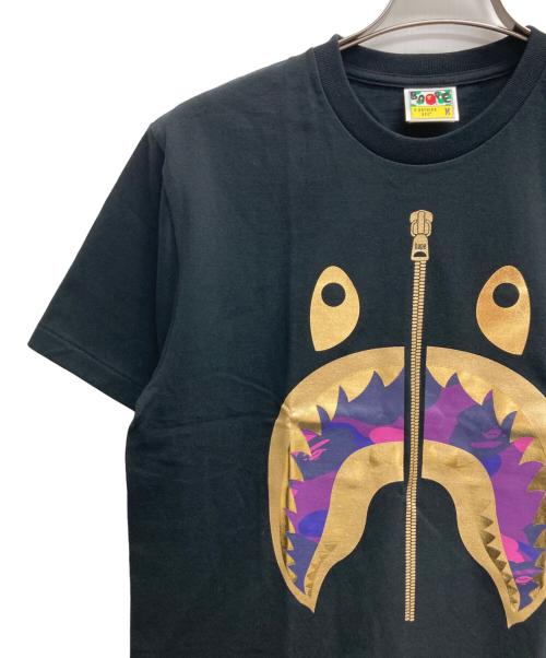 A BATHING APE（ア ベイシング エイプ）A BATHING APE (ア ベイシング エイプ) Camo Shark Tee ブラック サイズ:Mの古着・服飾アイテム