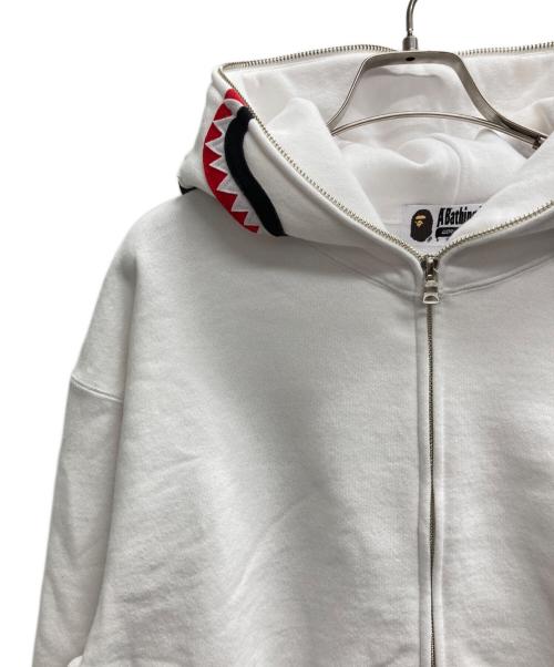 A BATHING APE（ア ベイシング エイプ）A BATHING APE (ア ベイシング エイプ) SHARK CROPPED FULL ZIP HOODIE ホワイト サイズ:Mの古着・服飾アイテム