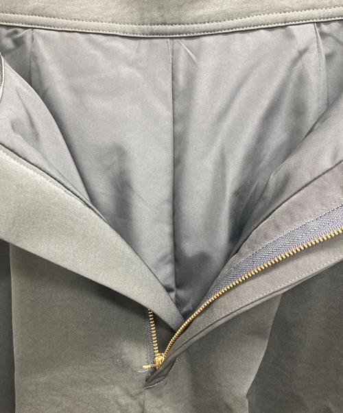 nano・universe（ナノ・ユニバース）nano・universe (ナノ・ユニバース) ダルサテンカーブタックパンツ グレー サイズ:Mの古着・服飾アイテム