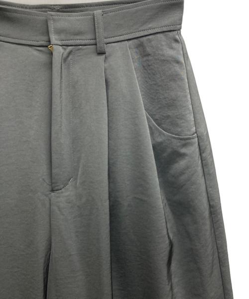 nano・universe（ナノ・ユニバース）nano・universe (ナノ・ユニバース) ダルサテンカーブタックパンツ グレー サイズ:Mの古着・服飾アイテム