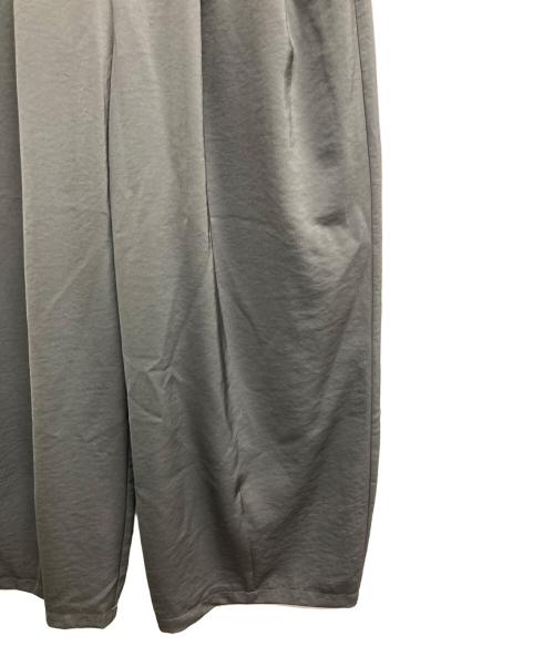 nano・universe（ナノ・ユニバース）nano・universe (ナノ・ユニバース) ダルサテンカーブタックパンツ グレー サイズ:Mの古着・服飾アイテム
