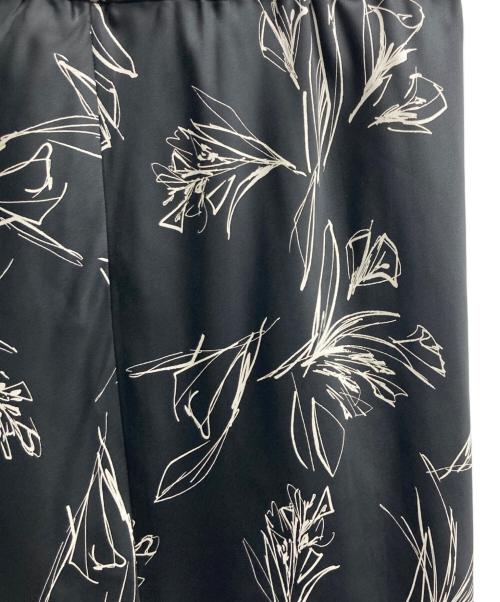 23区（ニジュウサンク）23区 (ニジュウサンク) 花柄スカート ブラック サイズ:40の古着・服飾アイテム