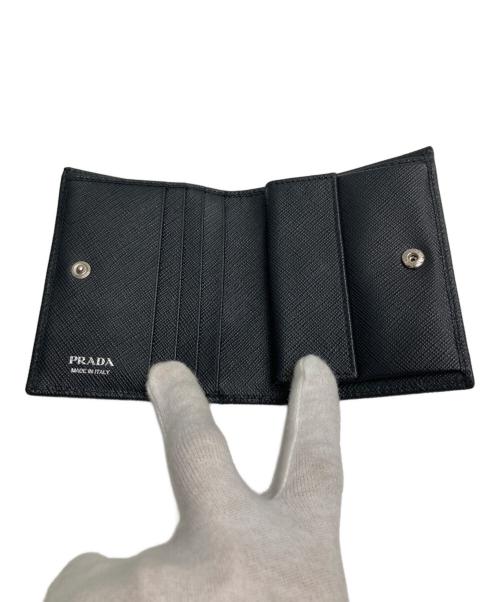 PRADA（プラダ）PRADA (プラダ) サフィアーノトライアングル2つ折り財布 ブラックの古着・服飾アイテム