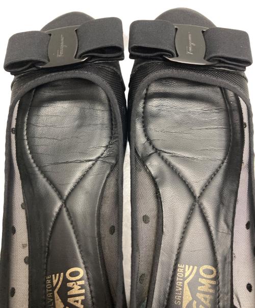 Salvatore Ferragamo（サルヴァトーレ フェラガモ）Salvatore Ferragamo (サルヴァトーレ フェラガモ) ヴァラリボンシースルードットバレエシューズ ブラック サイズ:5　1/2Dの古着・服飾アイテム