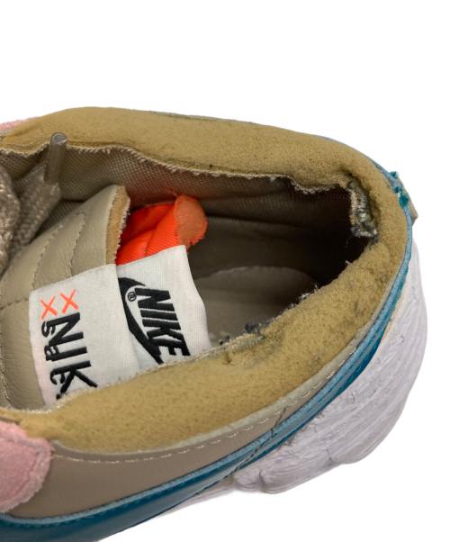 NIKE（ナイキ）NIKE (ナイキ) sacai (サカイ) KAWS (カウズ) BLAZER LOW / ローカットスニーカー ベージュ サイズ:26の古着・服飾アイテム