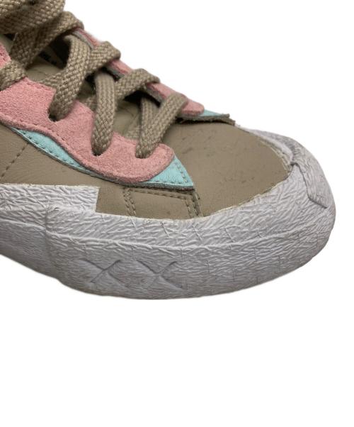 NIKE（ナイキ）NIKE (ナイキ) sacai (サカイ) KAWS (カウズ) BLAZER LOW / ローカットスニーカー ベージュ サイズ:26の古着・服飾アイテム
