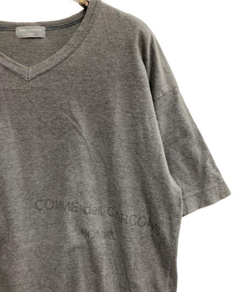 COMME des GARCONS HOMME（コムデギャルソン オム）COMME des GARCONS HOMME (コムデギャルソン オム) ロゴプリントVネックTシャツ グレー サイズ:不明（実寸サイズをご確認ください）の古着・服飾アイテム