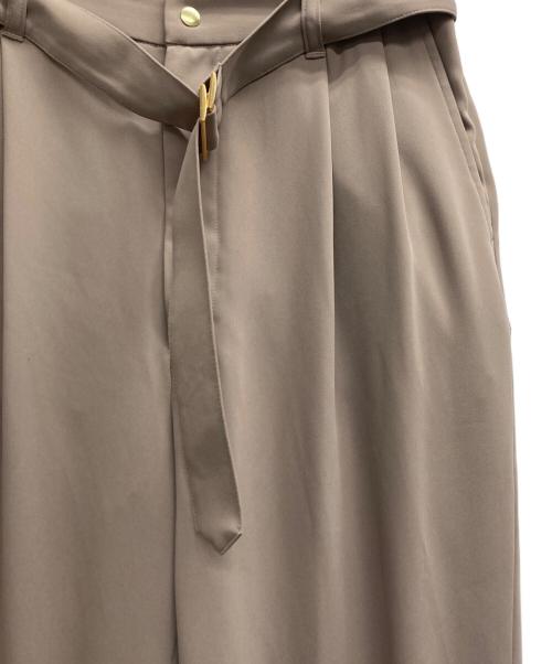 CULLNI（クルニ）CULLNI (クルニ) Double Satin 2 Tuck Wide Pants with Long Belt ベージュ サイズ:2の古着・服飾アイテム