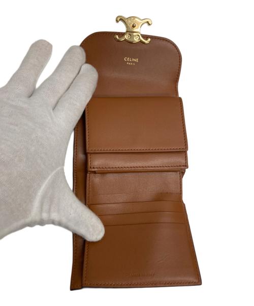 CELINE（セリーヌ）CELINE (セリーヌ) スモールフラップウォレット トリオンフ タンの古着・服飾アイテム