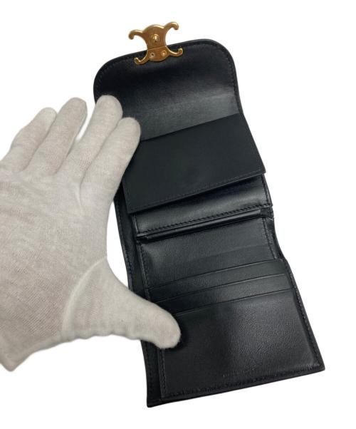 CELINE（セリーヌ）CELINE (セリーヌ) スモール フラップウォレット トリオンフ / シャイニーカーフスキン ブラックの古着・服飾アイテム