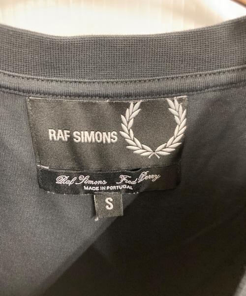 FRED PERRY（フレッドペリー）FRED PERRY (フレッドペリー) RAF SIMONS (ラフシモンズ) コラボTシャツ ブラック サイズ:Sの古着・服飾アイテム